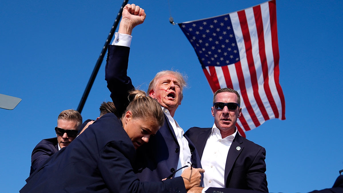 Дональд Трамп был на волосок от смерти в июле 2024 года: пуля Томаса Мэтью Крукса оцарапала ему ухо