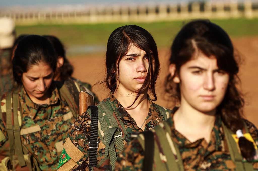 В отрядах SDF женщины воюют наравне с мужчинами
