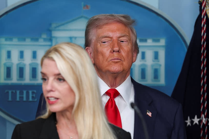 Министр юстиции США Памела Бонди и президент США Дональд Трамп  Фото: Jonathan Ernst / Reuters
