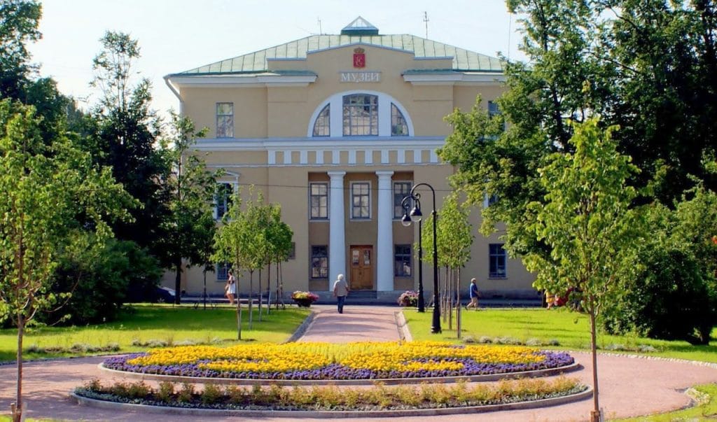 Аспиранта из Петербурга арестовали за поджог музея. Он рассказал, что его толкнули на это телефонные мошенники