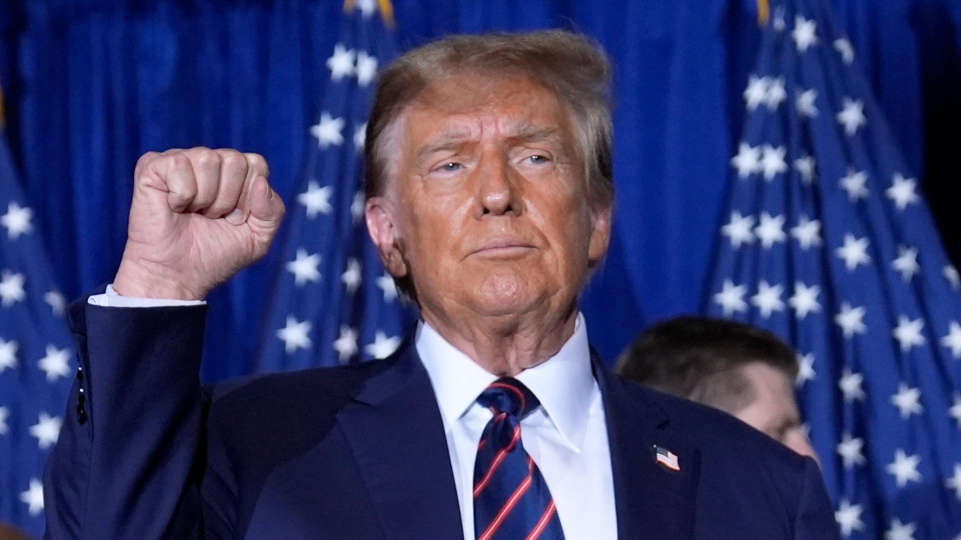 Дональд Трамп лидирует на выборах президента США, набрав 265 голосов выборщиков. Республиканцы побеждают на выборах в Конгресс