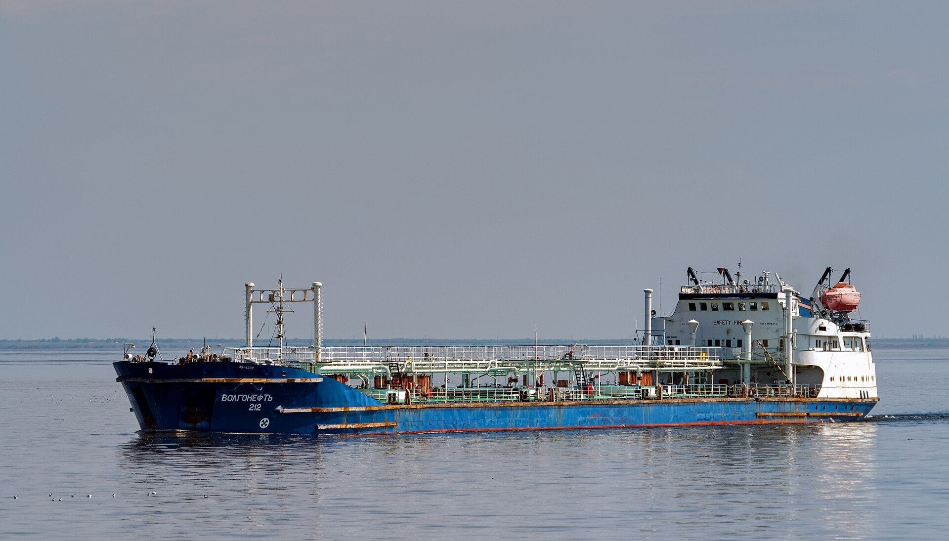Потерпевшие крушение танкеры принадлежали «Роснефти» и доставляли мазут и нефтяное топливо в порт Кавказ