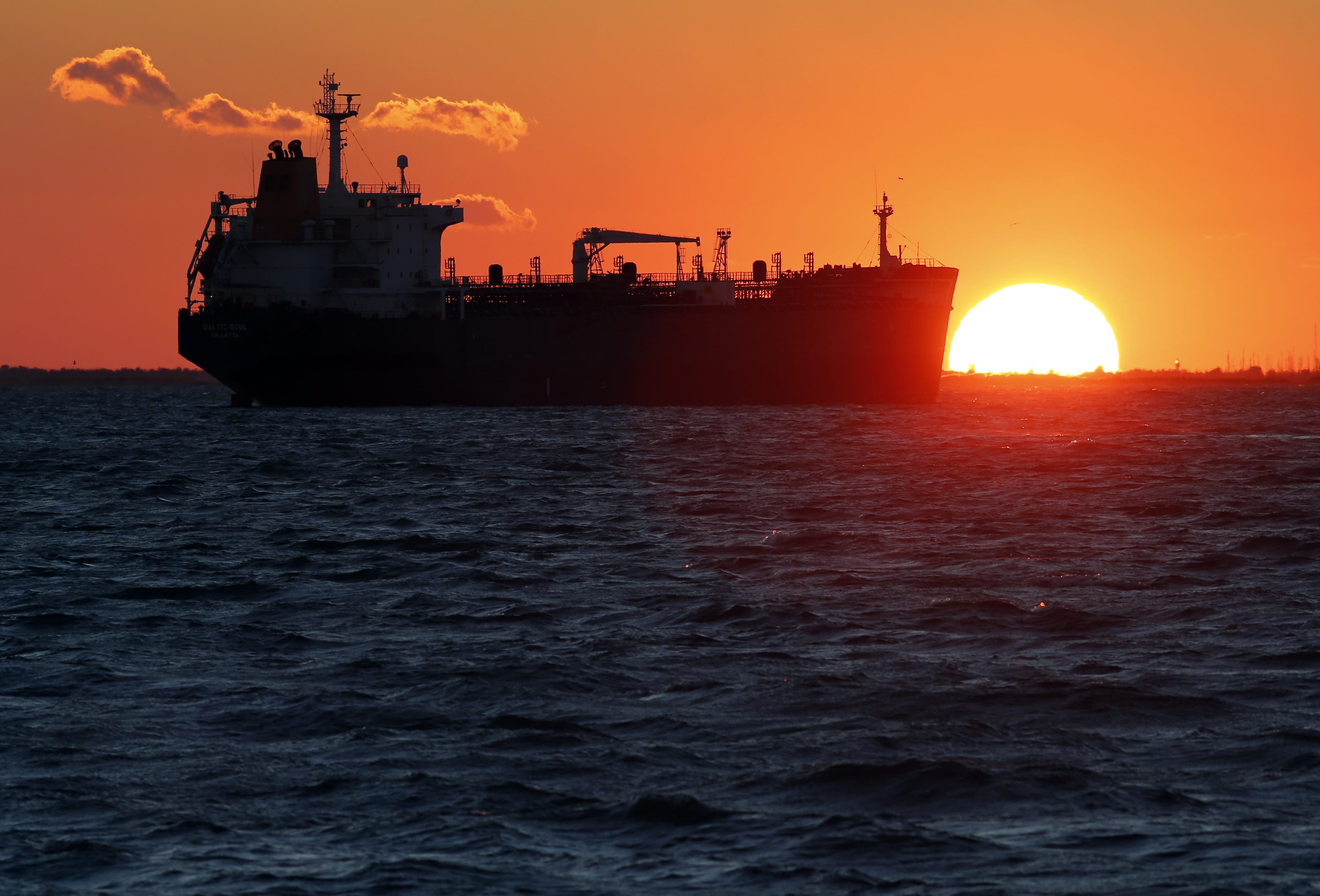 U.S. steps up campaign against “shadow fleet” with new seizure warrants as tankers switch to Russian flags