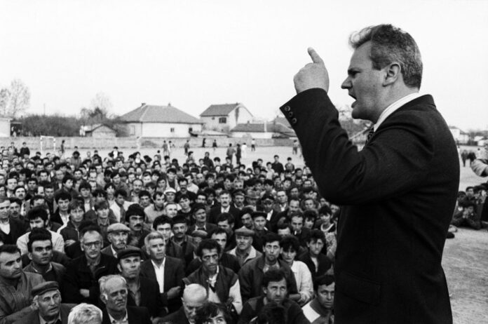 Слободан Милошевич выступает с речью на Косовом поле, 1987 год