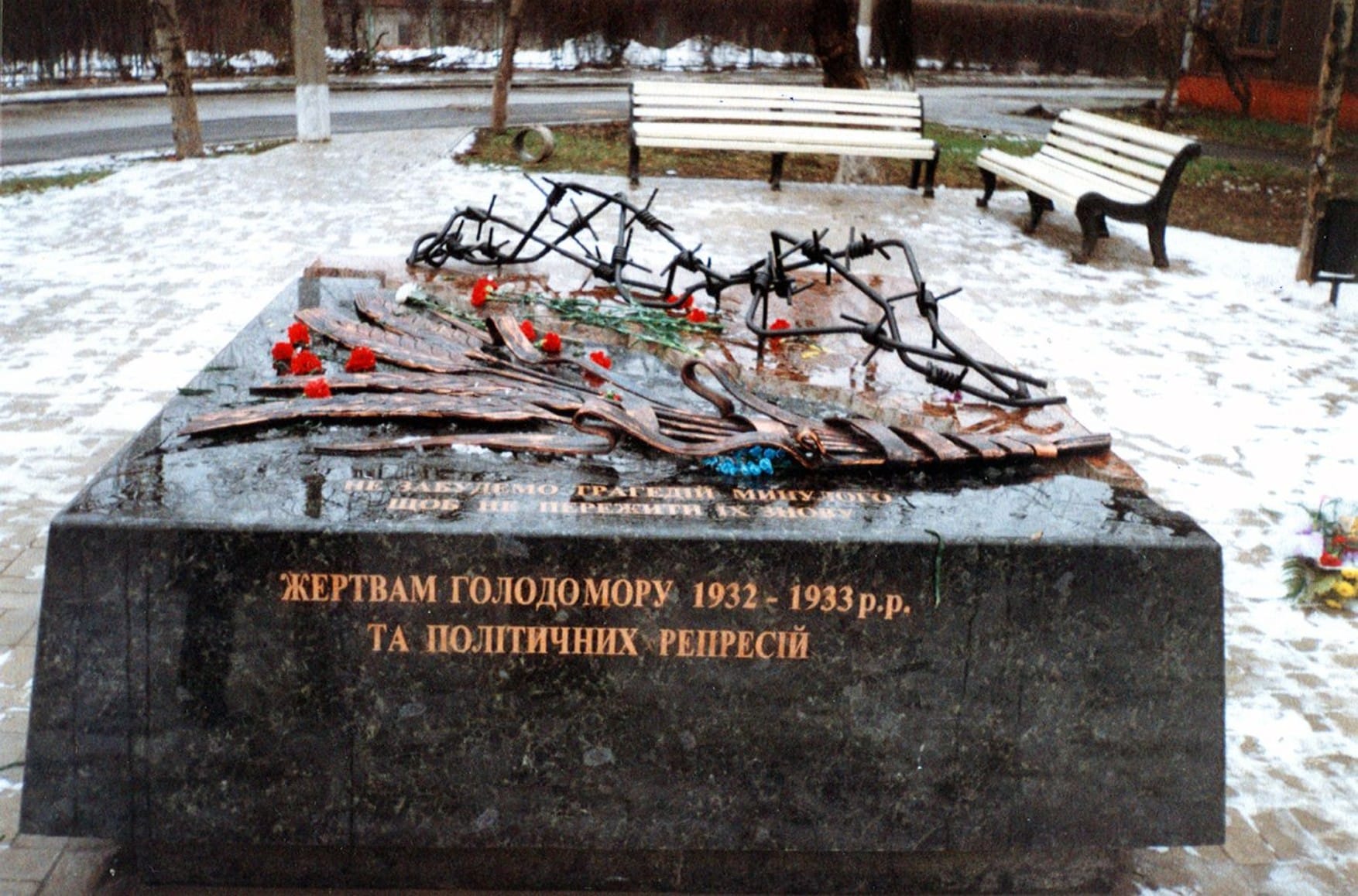 Occupiers demolish Great Famine Memorial in Mariupol saying Ukraine suffered least