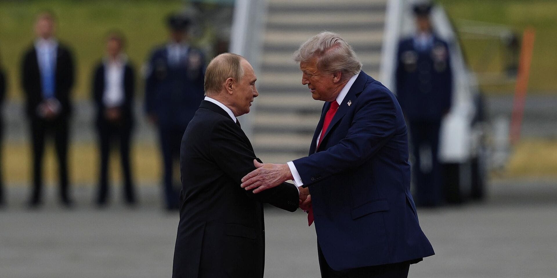 Трамп: Украина должна отдать России часть территории