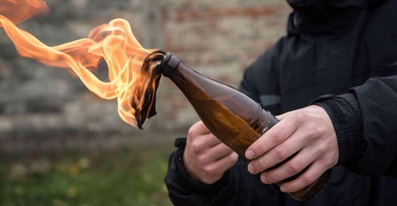 В десяти регионах России запретили продавать несовершеннолетним компоненты для коктейля Молотова
