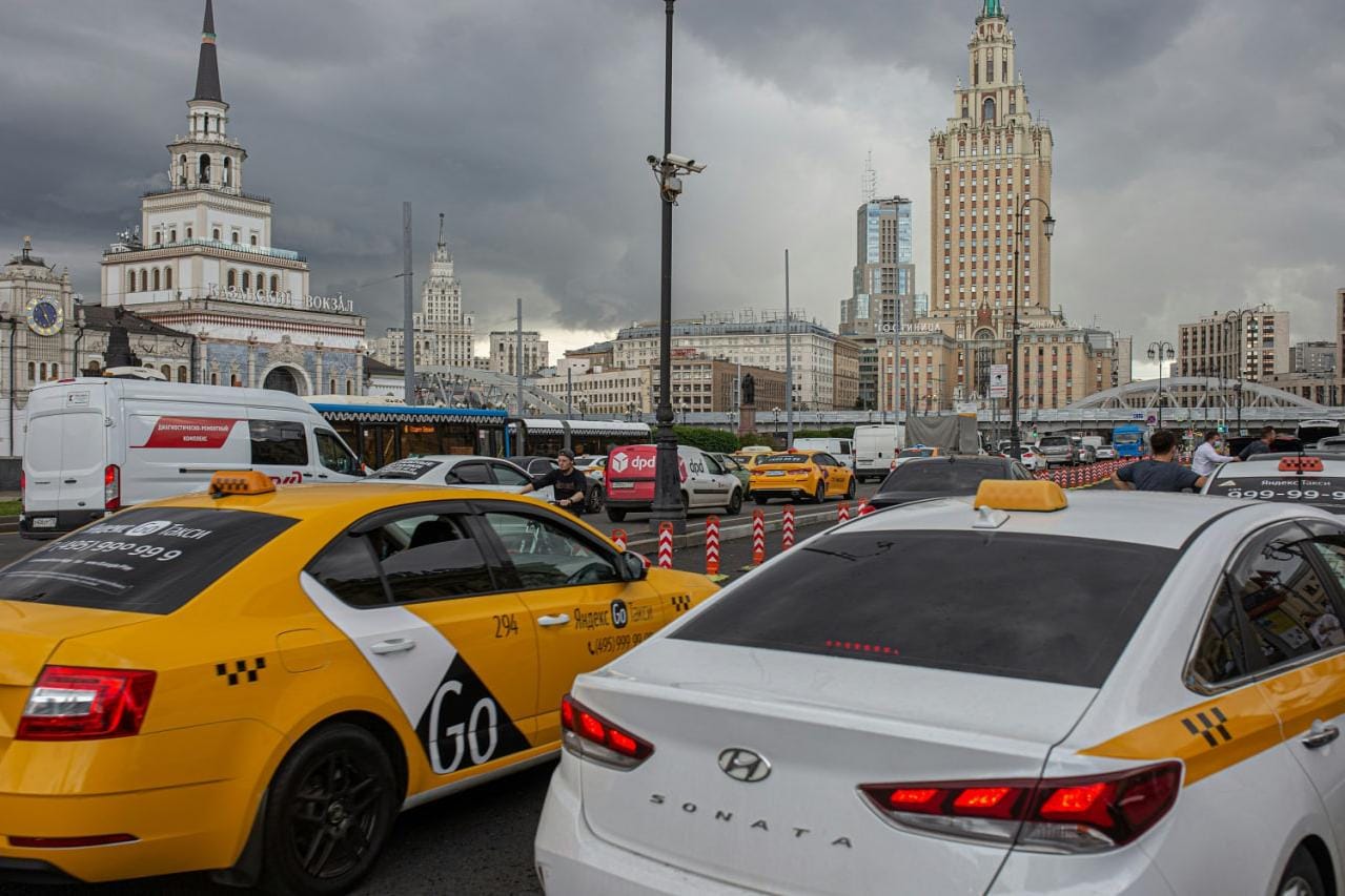 Таксисты в российских регионах стали реже выходить на линии на фоне топливного кризиса — Ъ