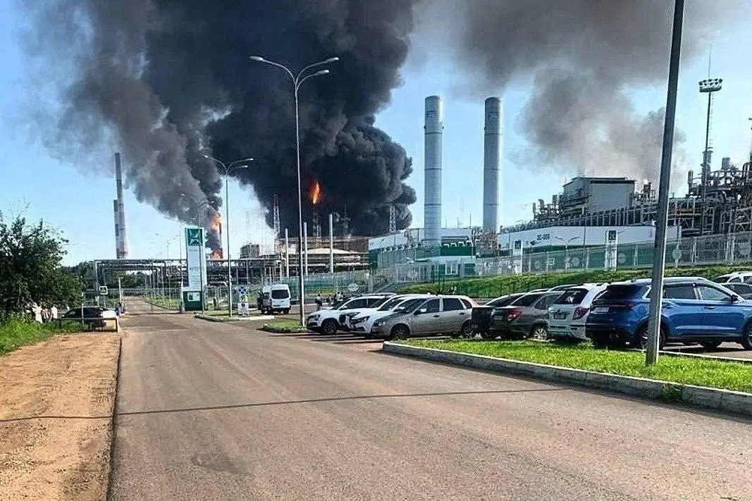 Fire in an industrial zone in Nizhnekamsk after a drone attack. Photo: Exilenova+